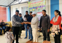 पोल्ट्री दिवसको अवसरमा सुत्केरीलाई अण्डा वितरण