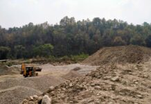 सामरी खोलामा मापदण्ड विपरित उत्खनन्, अनुगमनमा गएको जिससको टोली हेरेर फर्कियो