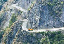 ट्रक हटाए पश्चात कान्तिलोकपथ सडक सुचारु