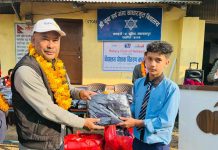 विद्यार्थीलाई विद्यालय पोशाक वितरण