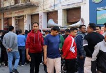हेटौँडा सडक विस्तार, मुआब्जा बिना डोजर नचलाउन माग, व्यवसायी सडकमा