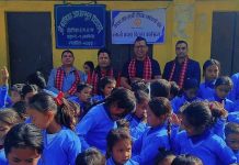 व्यवसायीद्वारा विद्यार्थीलाई न्यानो कपडा वितरण