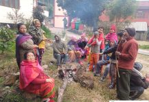 चिसो बढेपछि वृद्धाश्रम र मन्दिरमा दाउरा वितरण