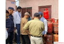 जनगुनासो बढेपछि प्रशासनद्वारा ग्यास डिलरहरुमा अनुगमन