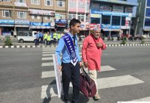 ट्राफिक नियम सिकाउँदै प्रहरी स्कूलका विद्यार्थी